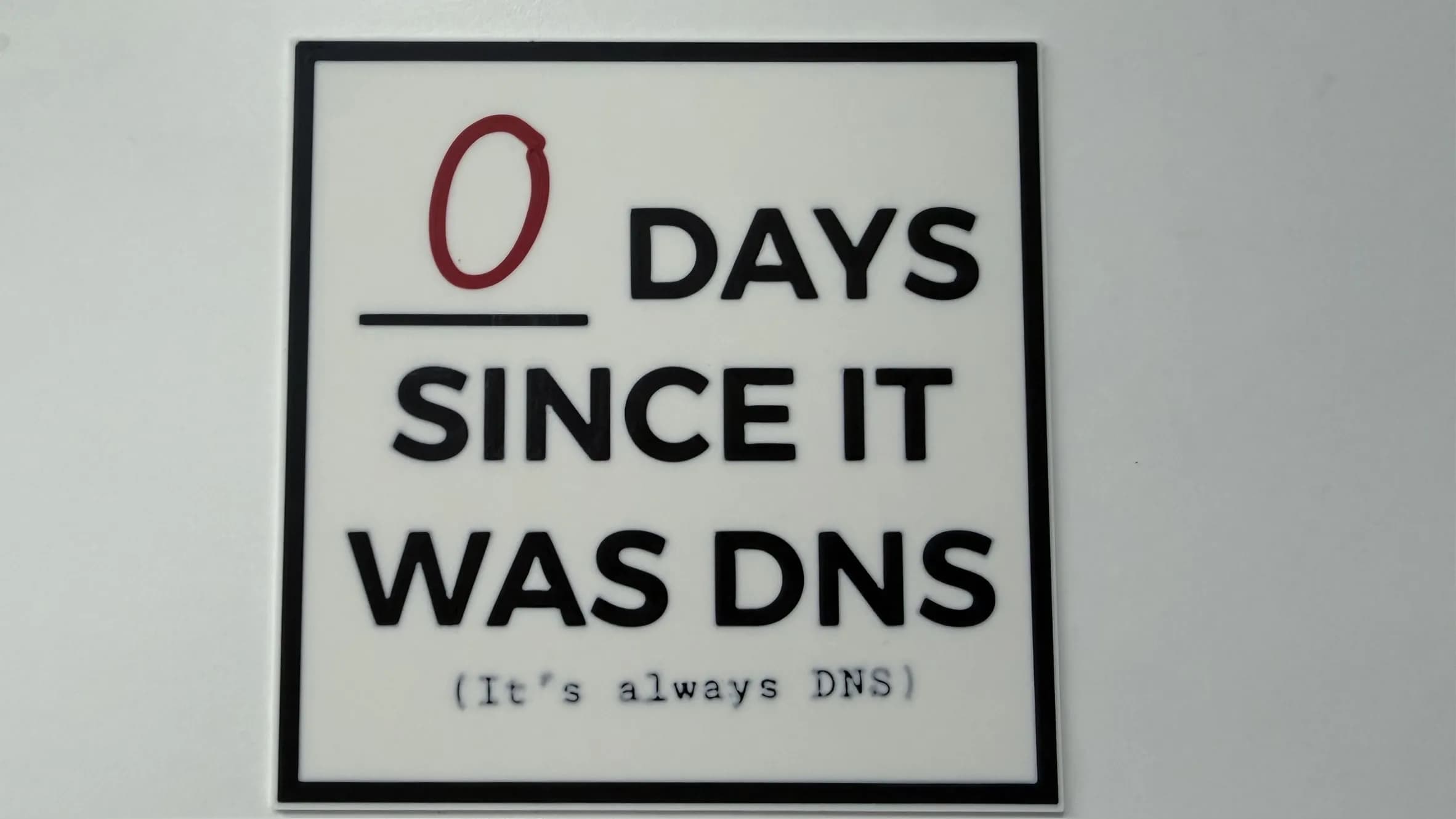 Ein Meme: Ein Schild mit der Aufschrift "0 days since it was dns - it's always dns"